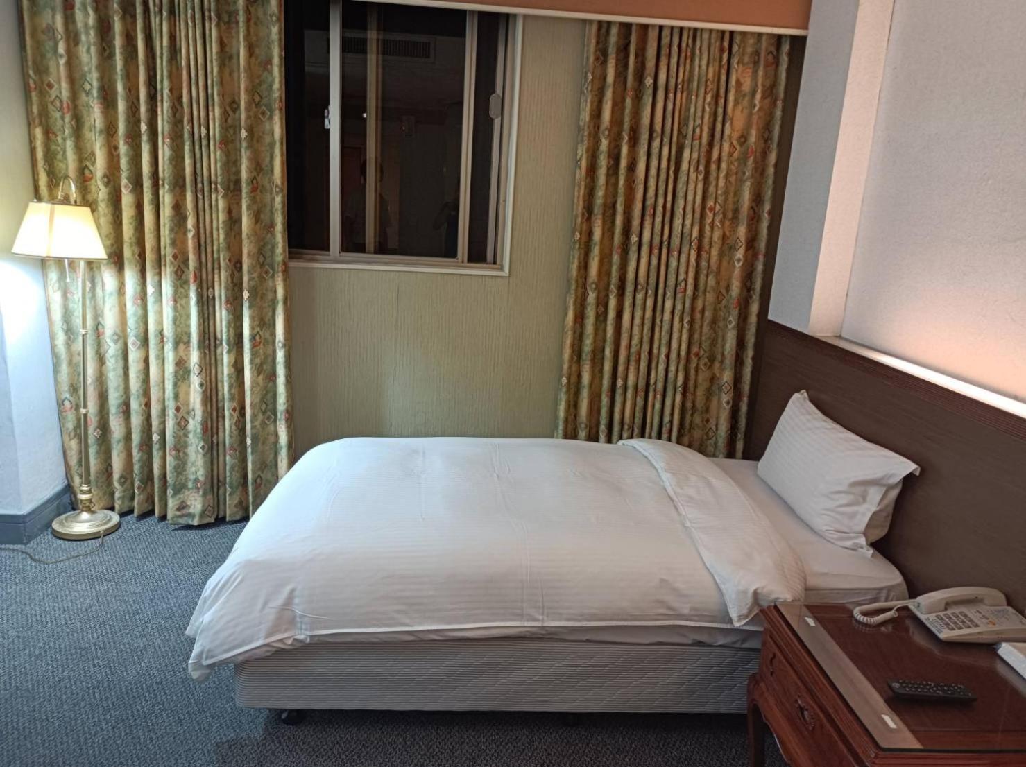 Duke Business Hotel Taoyuan Bagian luar foto